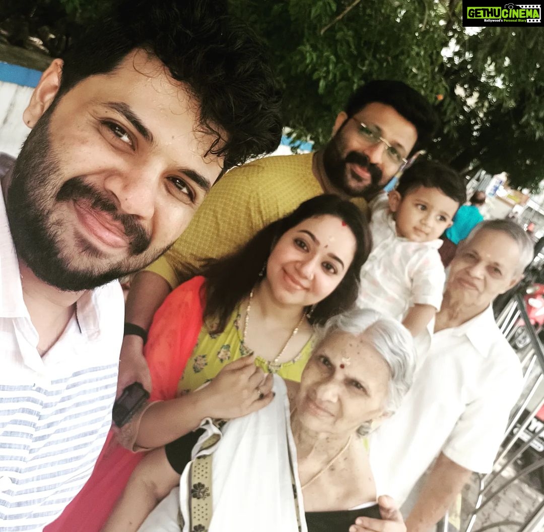 Chandra Lakshman Instagram - ...and this happened.. Met Achan Amma and Thambi @prasa_nth_cj at His abode (Guruvayoor) with Chechima filled in our hearts.. They blessed our Ayaan boy and showered lots of love on us.. Greatful🙏 She sure rests in peace❤️ #rashmijayagopal #blessed #srikrishna #swanthamsujata Guruvayur Sree Krishna Temple