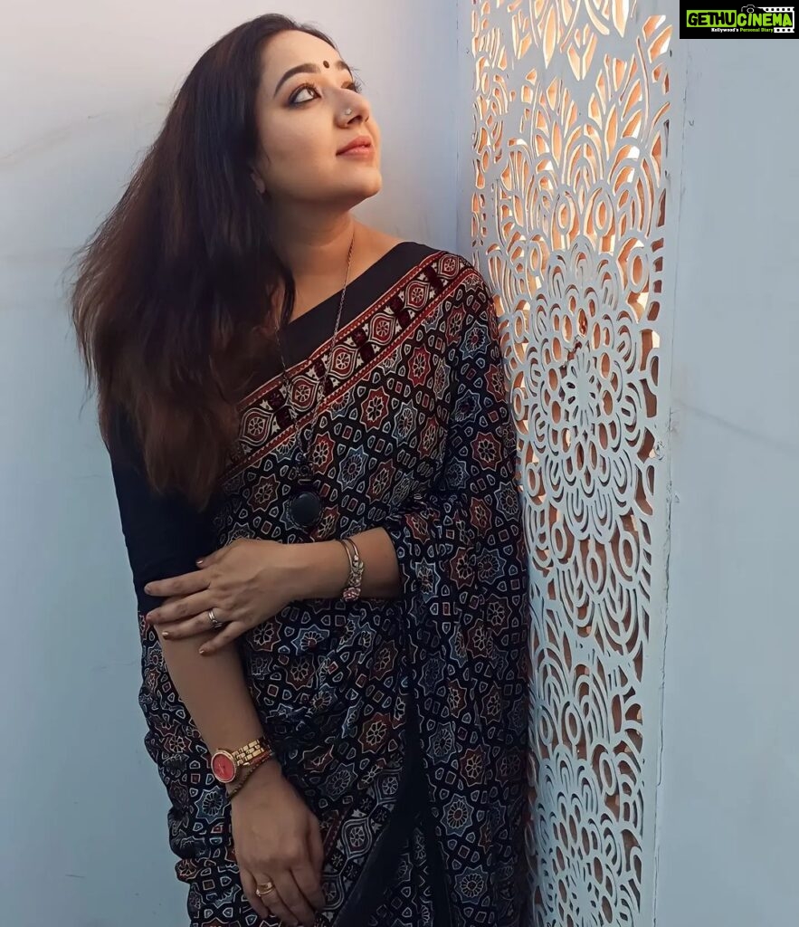 Chandra Lakshman Instagram - Light💫 Beautiful saree from @samsons_wold ❤️ #moongirl #actor #sareelove #guppedanthamanasu #starmaa #telugu Hyderabad