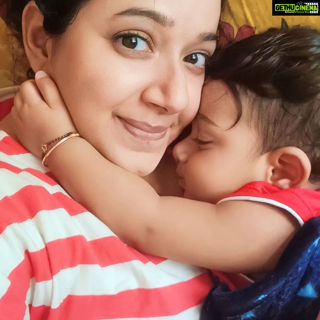 Chandra Lakshman Instagram - Cuddly afternoons..those tiny fingers wrapped around me..teeny weeny heartbeats that I feel as I hold him close..the innocent fragrance of my baby..🫰 Counting my immense blessings from the Universe ❤️ #gratitude #thankyou #ayaan #ourson