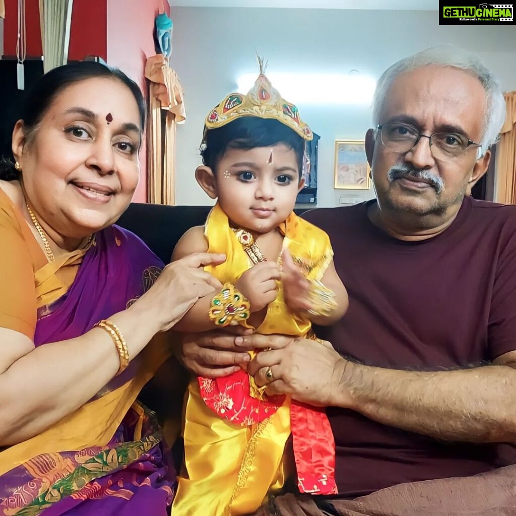 Chandra Lakshman Instagram - Wishing my heartbeats a very Happy Wedding Anniversary😘😘🎊 They celebrate this day with their most valuable gift from God-their lil Ambadi..❤❤ Appa and Amma..here's to many more years of love-togetherness-care and blessings..Love you.😘😘 @lakshmanmalathy @kumarlak @tosh.christy