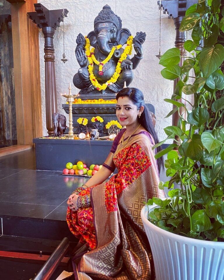Chaya Singh Instagram - Happy Ganesh Chaturthi #festival #ganeshchaturthi #traditional #saree #celebration #picoftheday