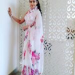 Chaya Singh Instagram – Where ever life plants you bloom with grace🌸🌺🌸

#stylish #saree #blousedesigns #graceful #picoftheday #weekendvibes #fashion #actress