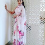 Chaya Singh Instagram - Where ever life plants you bloom with grace🌸🌺🌸 #stylish #saree #blousedesigns #graceful #picoftheday #weekendvibes #fashion #actress