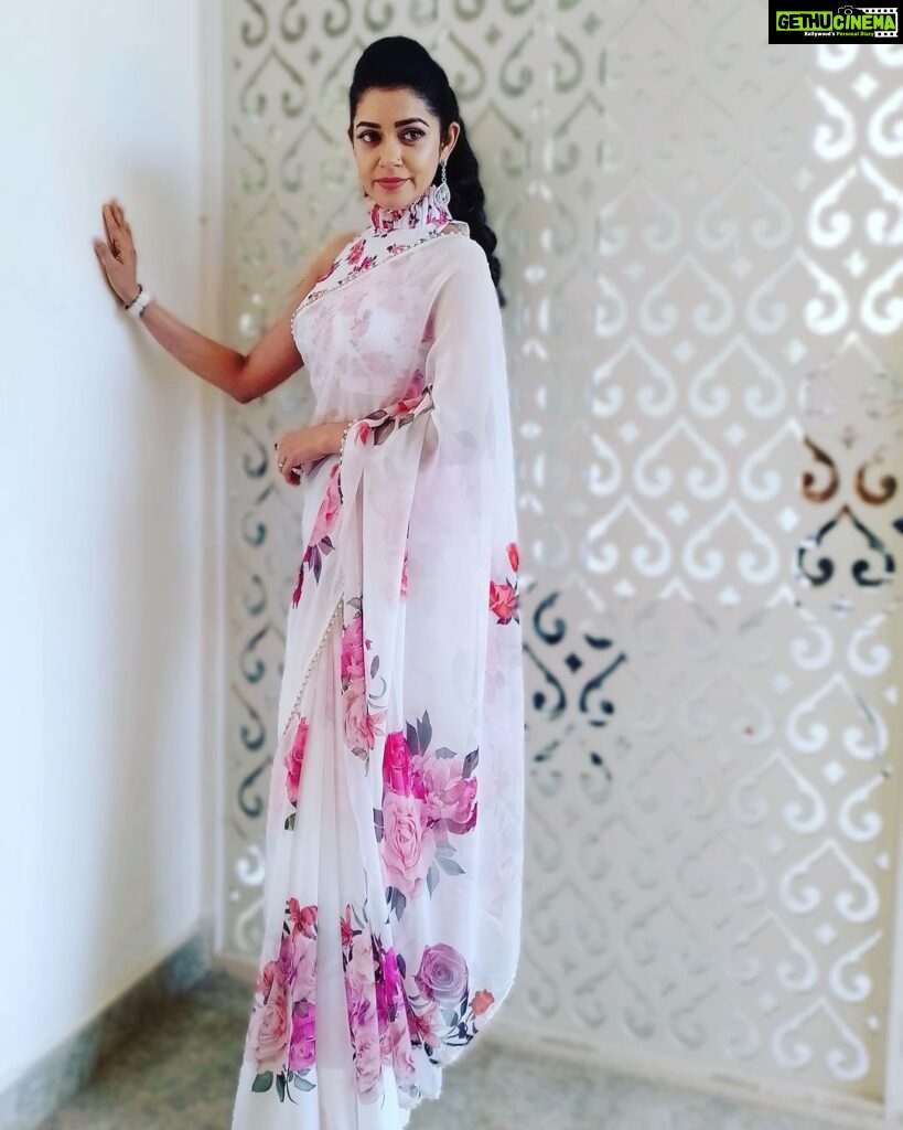 Chaya Singh Instagram - Where ever life plants you bloom with grace🌸🌺🌸 #stylish #saree #blousedesigns #graceful #picoftheday #weekendvibes #fashion #actress