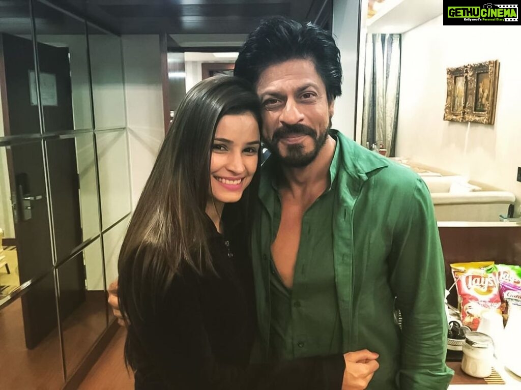 Chetna Pande Instagram - First things first .. Bow down to the ultimate God of cinema 🤴… there is no one like you, there will be no one like you … @iamsrk (king of hearts ) .. Now I want to talk about #jawan as a film .. yesterday I have experienced the perfection of cinema , n a visual delight .: nt even one single dull moment while watching the film… The shots were so incredible dat My heart n mind were not in place … best best film ever made .. Every time @iamsrk sir you came on screen 📺, didn’t wanted to even blink my eye , every single look was such a statement , .. emotional roller coaster ,.. Every single tiny little moment was just perfect..: M the luckiest Dat I got a chance to meet you n get to know you closely in this lifetime.. Your #jawan for life And Thank you to the Director who has broken all rules n Changed the game @atlee47 definitely the best director of this era… definitely the new Era .. #jawan era