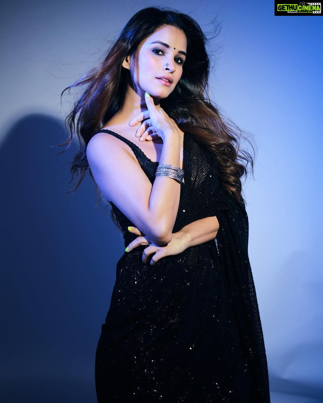 Chetna Pande Instagram - Desi Girl vibes 🖤