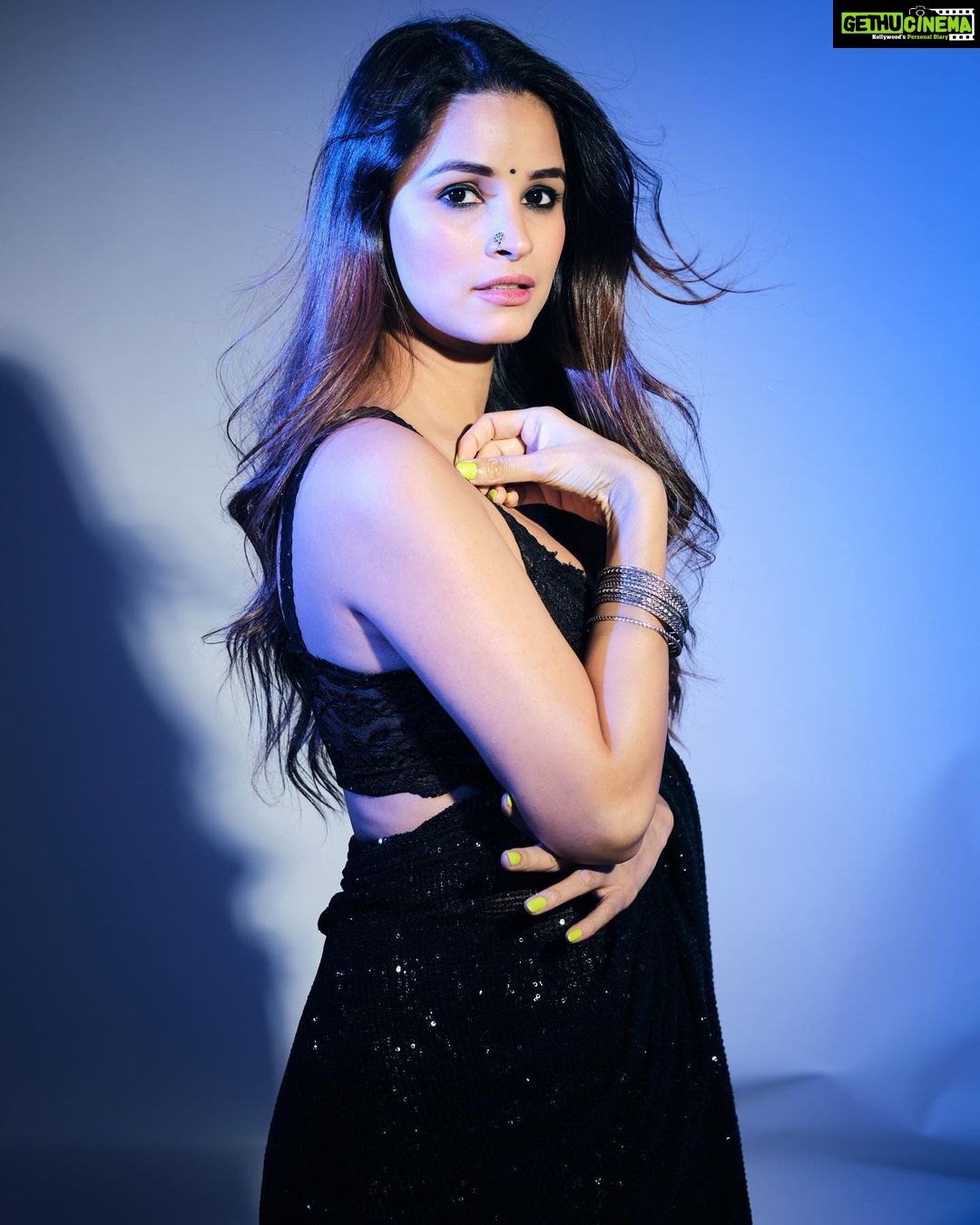 Chetna Pande Instagram - Desi Girl vibes 🖤