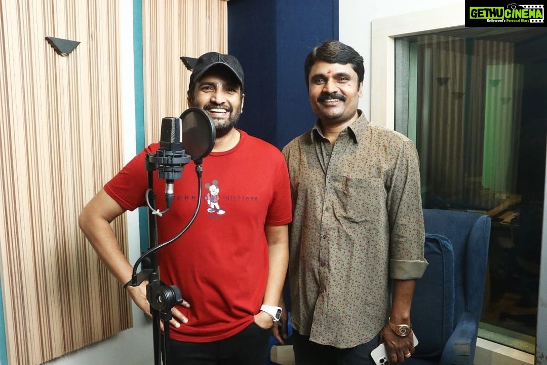 D. Imman Instagram - *கோபுரம் பிலிம்ஸ் G.N. அன்புசெழியன் பிரம்மாண்ட தயாரிப்பில் சந்தானம் கதாநாயகனாக நடிக்கும் புதிய படம்* G.N. அன்புசெழியனின் கோபுரம் பிலிம்ஸ் நிறுவனம், 'வெள்ளைக்கார துரை', 'தங்கமகன்' 'மருது', 'ஆண்டவன் கட்டளை', உள்ளிட்ட வெற்றி படங்களை தொடர்ந்து சந்தானம் கதாநாயகனாக நடிக்கும் புதிய படம் ஒன்றை பிரம்மாண்டமான பொருட்செலவில் தயாரிக்கிறது. அனைத்து இளைஞர்களும் ரசித்து கொண்டாடும் விதமாக சந்தானத்தின் கதாபாத்திரம் உருவாகியுள்ளது. மேலும், சந்தானத்தின் ரசிகர்கள் கொண்டாடும் வகையில் படம் மிகச் சிறப்பாக அமைந்துள்ளது. சந்தானத்தின் ஜோடியாக பிரியாலயா கதாநாயகியாக அறிமுகமாகிறார். முக்கிய வேடத்தில் தம்பி ராமையாவும், சுவாரஸ்யமான வேடத்தில் மனோபாலாவும் நடித்துள்ளனர். இவர்களுடன், முனீஷ்காந்த், விவேக் பிரசன்னா, பால சரவணன், மாறன், கூல் சுரேஷ் உள்ளிட்ட பலர் நடிக்கின்றனர். பல வெற்றி படங்களுக்கு கதை, வசனம் எழுதிய எழிச்சூர் அரவிந்தன் இப்படத்தின் கதை, திரைக்கதை, வசனம் எழுதியுள்ளார். D. இமானின் இசையில் மூன்று பாடல்கள் மிக சிறப்பாக வந்துள்ளன. பாடல் வரிகளை இயக்குநர் விக்னேஷ் சிவன் மற்றும் முத்தமிழ் எழுதியுள்ளனர். ஒளிப்பதிவு - ஓம் நாராயண் எடிட்டிங் - எம். தியாகராஜன் கலை - எம். சக்தி வெங்கட்ராஜ் ஸ்டண்ட் - மிராக்கிள் மைக்கேல். பிரமாண்டமான பாடல் காட்சிகளுக்கு நடனம் அமைத்து இயக்கியுள்ளனர் பிருந்தா - பாபா பாஸ்கர். சென்னை மற்றும் சுற்றுப்புறங்களில் படப்பிடிப்பு நடத்தப்பட்டது. முழுவீச்சில் இறுதி கட்டப் பணிகள் நடைபெற்று வரும் நிலையில், இப்படத்தின் டைட்டில், ஃபர்ஸ்ட் லுக் மற்றும் வெளியிடும் தேதி விரைவில் அறிவிக்கப்பட உள்ளன. கதையம்சத்தோடு நகைச்சுவை கலந்த கமர்ஷியல் பிரம்மாண்ட படைப்பாக உருவாகும் இப்படத்தை ஆனந்த் நாராயண் இயக்குகிறார். தயாரிப்பு: கோபுரம் பிலிம்ஸ் G.N. அன்புசெழியன் ***