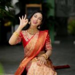 Daksha Nagarkar Instagram - When it’s 🍟 day . . Styling @manogna_gollapudi Makeup @hemanthi_makeovers Jewellery @bcos_its_silver Blouse @suvarnamandirbyrajsarepalli Asst @Sunandini_vijjagiri @itsvignesh__ #dakshanagarkar #love #happy #indianwear #indianwedding #saree #pattusaree #look #bride #photooftheday #instagood #fashion #instagram #art #beautiful
