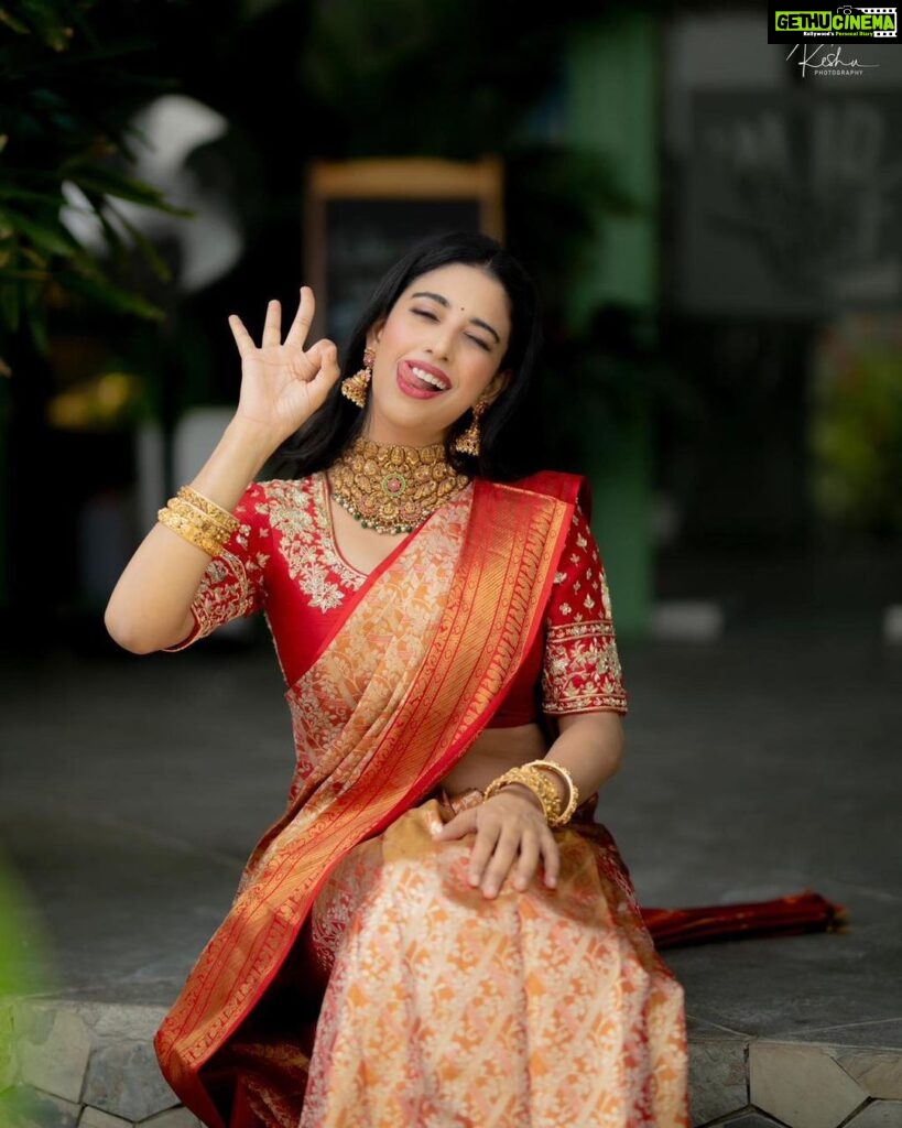 Daksha Nagarkar Instagram - When it’s 🍟 day . . Styling @manogna_gollapudi Makeup @hemanthi_makeovers Jewellery @bcos_its_silver Blouse @suvarnamandirbyrajsarepalli Asst @Sunandini_vijjagiri @itsvignesh__ #dakshanagarkar #love #happy #indianwear #indianwedding #saree #pattusaree #look #bride #photooftheday #instagood #fashion #instagram #art #beautiful