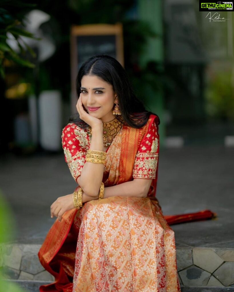 Daksha Nagarkar Instagram - When it’s 🍟 day . . Styling @manogna_gollapudi Makeup @hemanthi_makeovers Jewellery @bcos_its_silver Blouse @suvarnamandirbyrajsarepalli Asst @Sunandini_vijjagiri @itsvignesh__ #dakshanagarkar #love #happy #indianwear #indianwedding #saree #pattusaree #look #bride #photooftheday #instagood #fashion #instagram #art #beautiful
