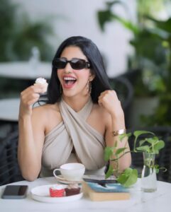 Daksha Nagarkar Instagram - Sugar crash vs sugar rush 
.
.
@they_call_me_keshu 
#dakshanagarkar #love #happy #instagood #instagram #instalike #sugarrush #cakes #sweettooth #girl #photooftheday