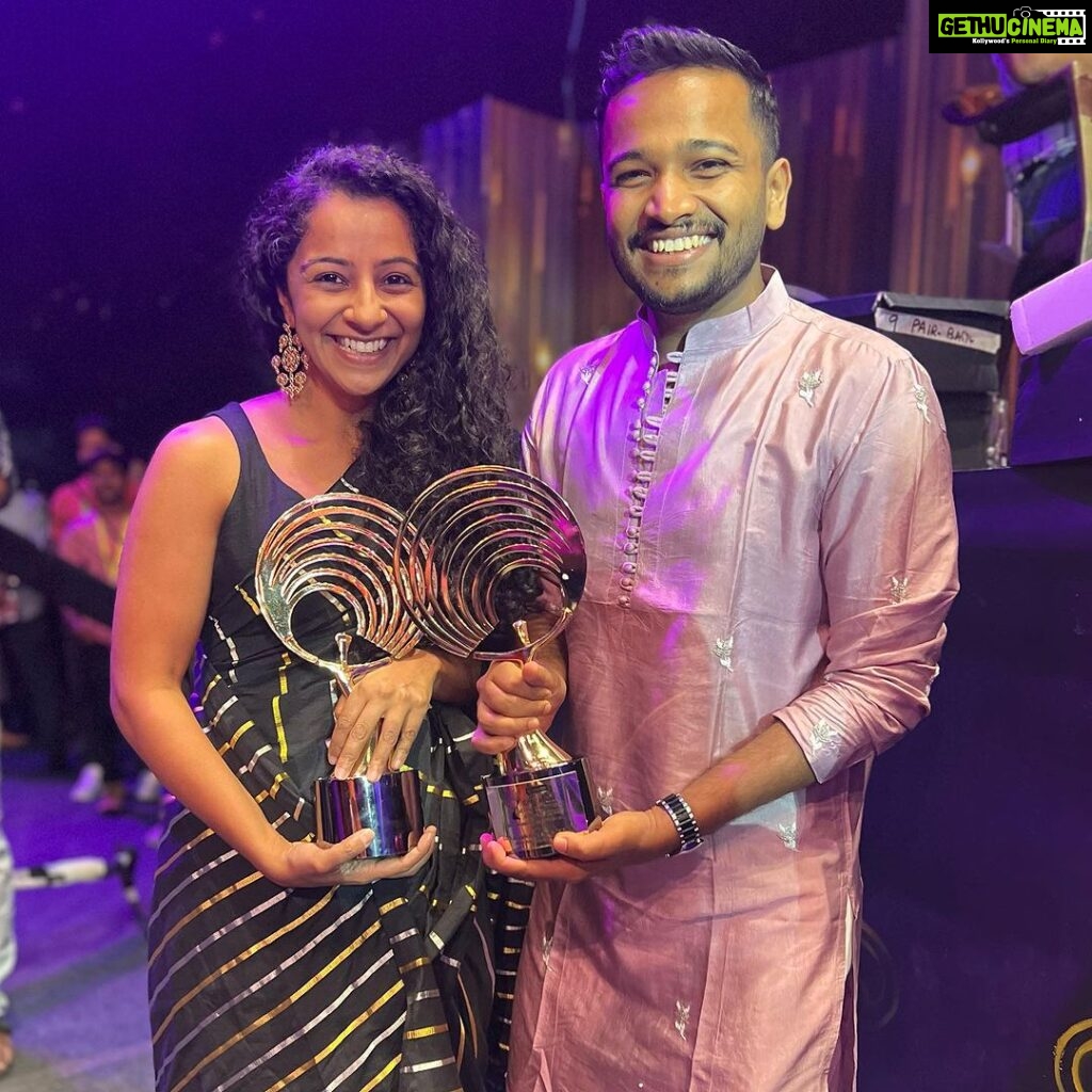 Darshana Rajendran Instagram - "Best Pair" on screen award for Jaya Jaya Jaya Jaya Hey at @mazhavilmanoramatv @amma.association entertainment awards. Thank you @vipindashb @nashidfamy @lakshmi_the_warrior @ganeshrmenon and of course @darshanarajendran ❤