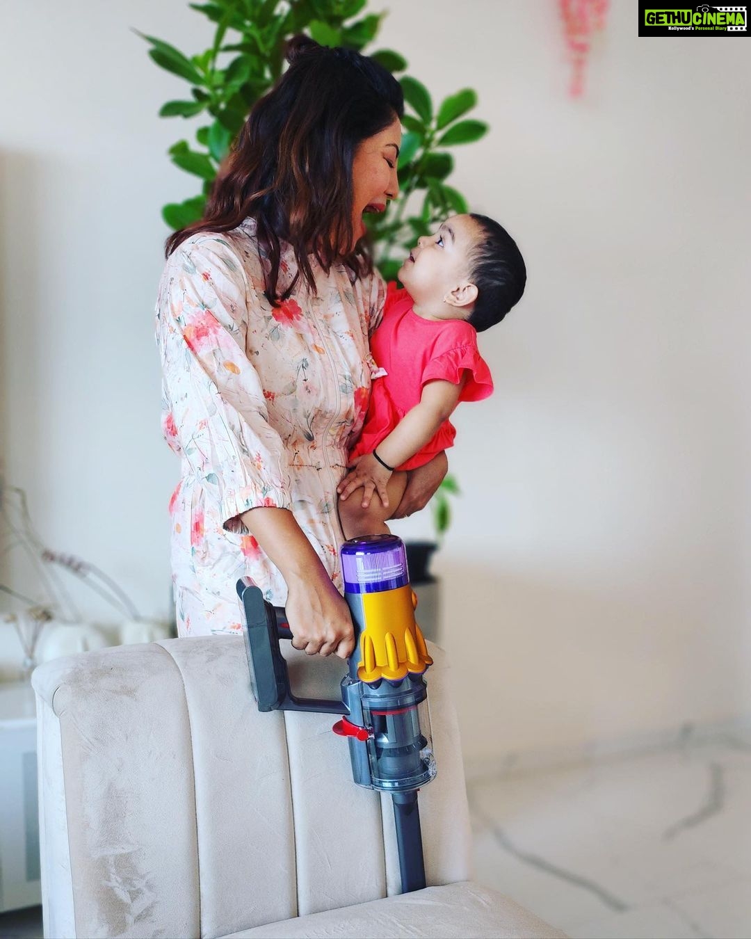 Debina Bonnerjee Instagram - Winding up Ganpati celebrations is the easiest when you have the Dyson V12 vacuum ππ»ββοΈ Must have for the festive season as it came in so handy to clean up the house after a blissful time.. #DysonHome #DysonV12 #DysonIndia #gifted @dyson_india