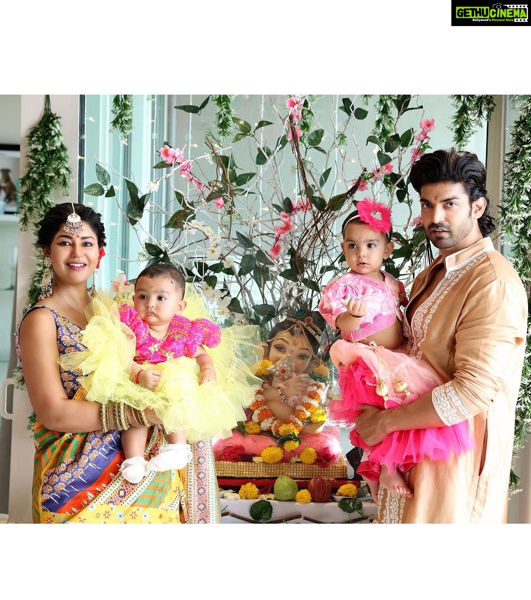 Debina Bonnerjee Instagram - Bappa is home ❤️ “Ganpati Bappa Moreya” Happy Ganesh Chaturthi to everyone, have faith and stay blessed 🙏 Styledby: @stylebysugandhasood Outfitby: @mardbyabusandeep Debinas outfit : Styledby: @stylebysugandhasood @teamsugandhasood Outfitby: @gulabobyabusandeep Jewellery: @rimayu07 . . . . #ganpatibappamorya