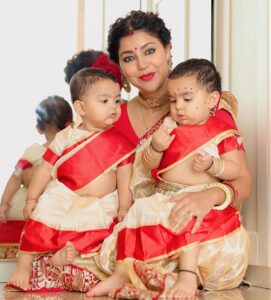 Debina Bonnerjee Instagram - বঁধু, কোন্‌ আলো লাগল চোখে!
 বুঝি  দীপ্তিরূপে ছিলে সূর্যলোকে!
 ছিল মন তোমারি প্রতীক্ষা করি
 যুগে যুগে দিন রাত্রি ধরি,
.
😇
.
#mahalaya #শুভ মহালয়া