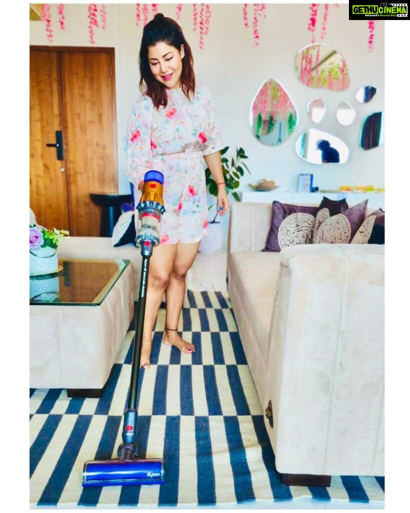 Debina Bonnerjee Instagram - Winding up Ganpati celebrations is the easiest when you have the Dyson V12 vacuum 💁🏻‍♀️ Must have for the festive season as it came in so handy to clean up the house after a blissful time.. #DysonHome #DysonV12 #DysonIndia #gifted @dyson_india