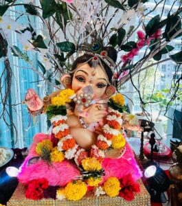 Debina Bonnerjee Instagram - Bappa is home ❤️ “Ganpati Bappa Moreya” Happy Ganesh Chaturthi to everyone, have faith and stay blessed 🙏 Styledby: @stylebysugandhasood Outfitby: @mardbyabusandeep Debinas outfit : Styledby: @stylebysugandhasood @teamsugandhasood Outfitby: @gulabobyabusandeep Jewellery: @rimayu07 . . . . #ganpatibappamorya