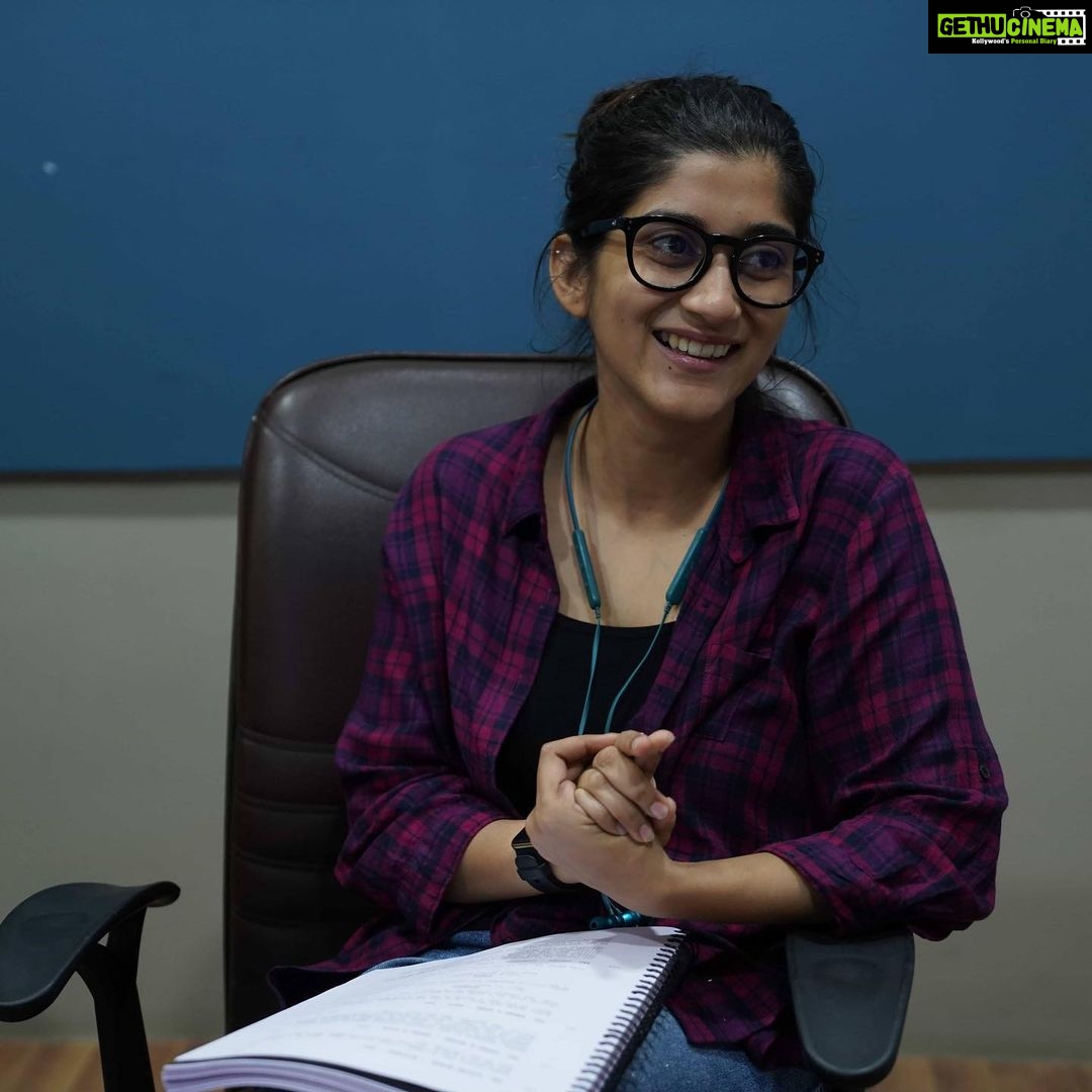 Deeksha Joshi Instagram - Once a student Always a student! Script reading , writing sessions as an actor or on the other side as a writer/director is what makes me the happiest! I am my most confident when I am creating (have lately realised ).. and I absolutely loooove discussions that happen over a script! It’s getting addictive 🙈♥️