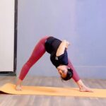 Deepika Singh Instagram – When in doubt and burdened with perfections start with the basics 🤪💁🏻‍♀️. Start with Trikonasana ❤️. 
Trikonasana may help in relieve stiffness and enhancing flexibility of the legs especially the back muscles of the thigh (hamstrings). This sideways bending pose may help to elongate the leg muscles to possibly improve the strength of the thighs, calves and the legs. 
.
PS: For me , yoga means enjoying the slow movements. I have put video on a 2x faster pace 🙏🏻.
#lifequotes #yog #backtobasics #trikoneasana #deepikasingh