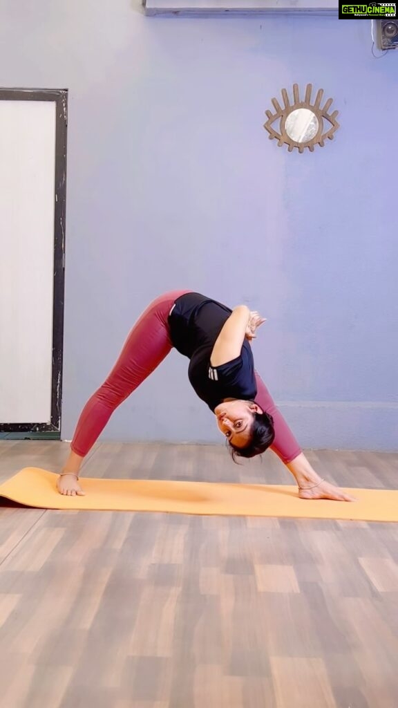 Deepika Singh Instagram - When in doubt and burdened with perfections start with the basics 🤪💁🏻‍♀️. Start with Trikonasana ❤️. Trikonasana may help in relieve stiffness and enhancing flexibility of the legs especially the back muscles of the thigh (hamstrings). This sideways bending pose may help to elongate the leg muscles to possibly improve the strength of the thighs, calves and the legs. . PS: For me , yoga means enjoying the slow movements. I have put video on a 2x faster pace 🙏🏻. #lifequotes #yog #backtobasics #trikoneasana #deepikasingh