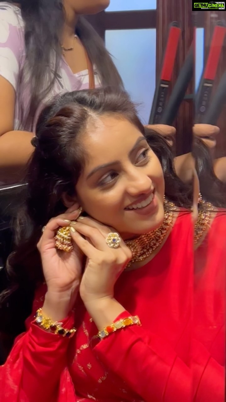 Deepika Singh Instagram - This song gives me Gujarat vibes, so I thought to share these precious moments which I shared with @actormanojjoshi & @vibhanshu.dixit while filming @laxmipati__sarees add in Vadodara, Gujarat. #throwbackthursday #sareebrand #laxmipatisarees #gujarat #vadodra #shootingmemories #deepikasingh