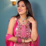 Deepika Singh Instagram - Wishing you the most inspiring opportunities and great success in life. Blessed Maha Navami to you ❤️🙏🏻 . Outfit @emiraasbyindrani Styled by @stylingbyvictor @sohail__mughal___ Assisted by @styleby_antara Jewellery @sakkshamsilver #pink #navratri #durganavami #festival #deepikasingh
