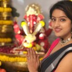Deepika Singh Instagram - Ganpati Bappa darshan at @kinnarimehtaa mam & @itsjaymehtaa sir’s sweet home 🙏🏻. Thank you mam for being the wonderful host last night. Thoroughly enjoyed the delicious Gujarati Thaali and the mouthwatering sweets. My heartiest congratulations to the entire team of #dori . The upcoming T.V show on @colorstv . I’m eagerly waiting to enjoy the Promo on our T.v & then following all the episodes. Congratulations my dear husband @rohitraj.goyal for this new beginning. गणपति बप्पा मोरया 🙏🏻 #ganpatibappamorya #ganpatidarshan #party #celebration #happywife #proudwifemoment #rohitrajgoyal #deepikasingh मुंबई Mumbai