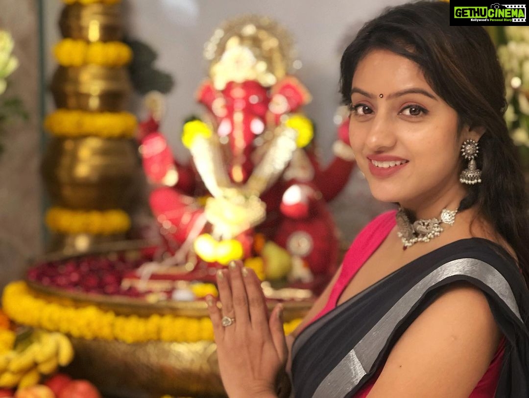 Deepika Singh Instagram - Ganpati Bappa darshan at @kinnarimehtaa mam & @itsjaymehtaa sir’s sweet home 🙏🏻. Thank you mam for being the wonderful host last night. Thoroughly enjoyed the delicious Gujarati Thaali and the mouthwatering sweets. My heartiest congratulations to the entire team of #dori . The upcoming T.V show on @colorstv . I’m eagerly waiting to enjoy the Promo on our T.v & then following all the episodes. Congratulations my dear husband @rohitraj.goyal for this new beginning. गणपति बप्पा मोरया 🙏🏻 #ganpatibappamorya #ganpatidarshan #party #celebration #happywife #proudwifemoment #rohitrajgoyal #deepikasingh मुंबई Mumbai