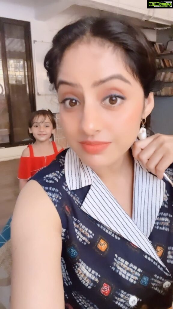 Deepika Singh Instagram - Who all agrees with me? Anika surely does, as she magically enters in this video 💁🏻‍♀. My sweet little video blooper 😘 . . #videoblooper #myniece #deepikasingh