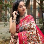 Deepika Singh Instagram - May the divine blessings of Maa Durga be with you always and guide you on the path of righteousness. Happy Durga Ashtami 2023! . #hair&pic @ritz_kanojiya #saree @vastranti #durgaashtami #festival #deepikasingh