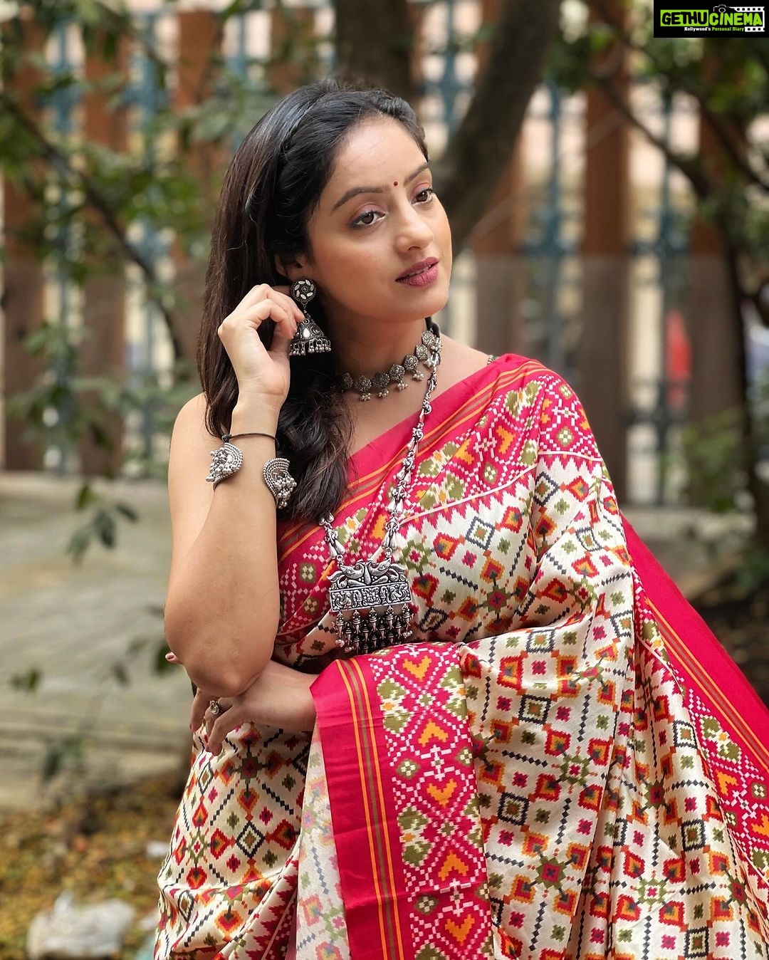 Deepika Singh Instagram - May the divine blessings of Maa Durga be with you always and guide you on the path of righteousness. Happy Durga Ashtami 2023! . #hair&pic @ritz_kanojiya #saree @vastranti #durgaashtami #festival #deepikasingh