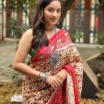 Deepika Singh Instagram - May the divine blessings of Maa Durga be with you always and guide you on the path of righteousness. Happy Durga Ashtami 2023! . #hair&pic @ritz_kanojiya #saree @vastranti #durgaashtami #festival #deepikasingh