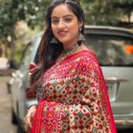 Deepika Singh Instagram - May the divine blessings of Maa Durga be with you always and guide you on the path of righteousness. Happy Durga Ashtami 2023! . #hair&pic @ritz_kanojiya #saree @vastranti #durgaashtami #festival #deepikasingh