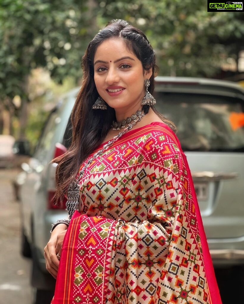 Deepika Singh Instagram - May the divine blessings of Maa Durga be with you always and guide you on the path of righteousness. Happy Durga Ashtami 2023! . #hair&pic @ritz_kanojiya #saree @vastranti #durgaashtami #festival #deepikasingh