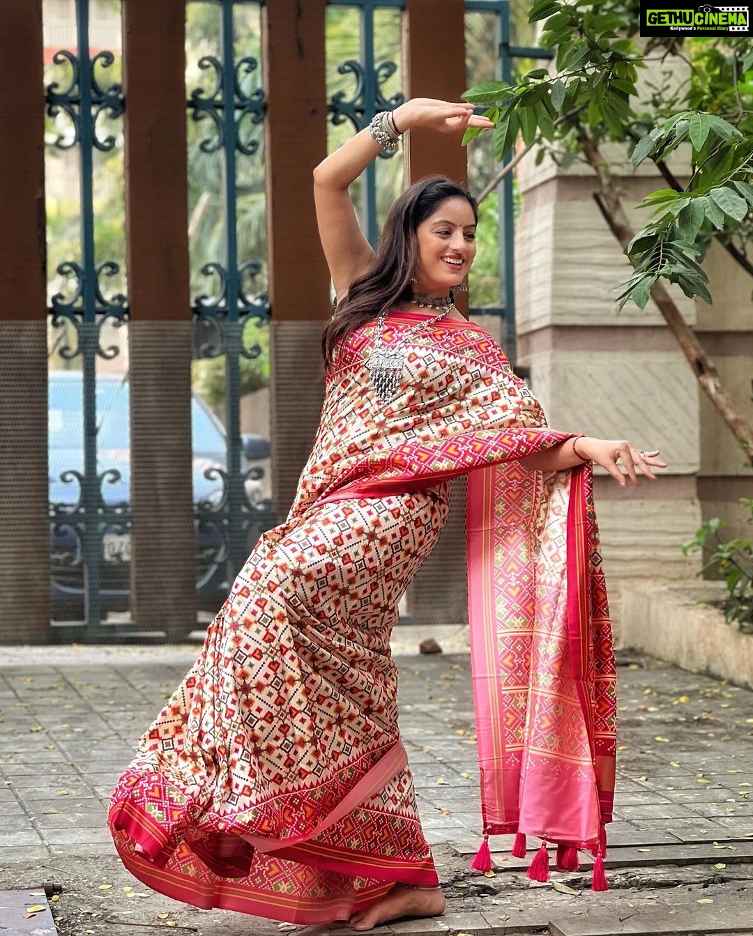 Deepika Singh Instagram - May the divine blessings of Maa Durga be with you always and guide you on the path of righteousness. Happy Durga Ashtami 2023! . #hair&pic @ritz_kanojiya #saree @vastranti #durgaashtami #festival #deepikasingh