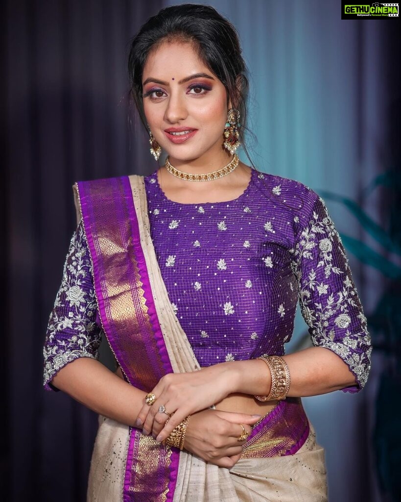 Deepika Singh Instagram - Wrapped in the soft embrace of silk. #photography @sk_.click #makeup @makeupbynainaa Outfit @yaksideepthireddy Accessories @shoppaksha Styled by @stylingbyvictor @sohail__mughal___ Assisted by @styleby_antara #managedby @lacelebrite05 #saree #navratri #festivalvibes #deepikasingh