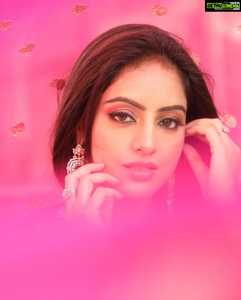 Deepika Singh Instagram - Chal tere ishq mein pad jaate hai 😜🤪🙈 My most lovable song of 2023 ❤ Lots of love @neetimohan18 ❤❤ #photography @artographybysagar #makeup @makeupbynayan #pink #veil #bollywoodsong #favouritesong❤ #chaltereishqmein #deepikasingh