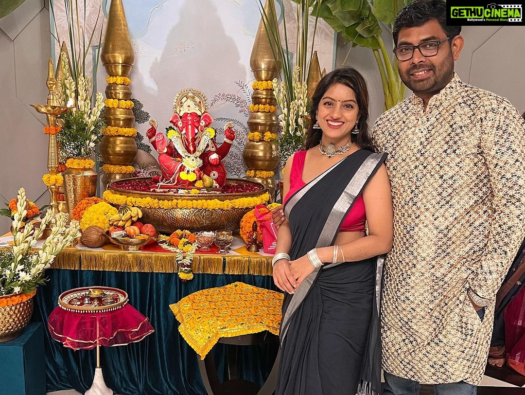 Deepika Singh Instagram - Ganpati Bappa darshan at @kinnarimehtaa mam & @itsjaymehtaa sir’s sweet home 🙏🏻. Thank you mam for being the wonderful host last night. Thoroughly enjoyed the delicious Gujarati Thaali and the mouthwatering sweets. My heartiest congratulations to the entire team of #dori . The upcoming T.V show on @colorstv . I’m eagerly waiting to enjoy the Promo on our T.v & then following all the episodes. Congratulations my dear husband @rohitraj.goyal for this new beginning. गणपति बप्पा मोरया 🙏🏻 #ganpatibappamorya #ganpatidarshan #party #celebration #happywife #proudwifemoment #rohitrajgoyal #deepikasingh मुंबई Mumbai