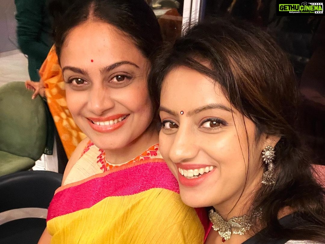 Deepika Singh Instagram - Ganpati Bappa darshan at @kinnarimehtaa mam & @itsjaymehtaa sir’s sweet home 🙏🏻. Thank you mam for being the wonderful host last night. Thoroughly enjoyed the delicious Gujarati Thaali and the mouthwatering sweets. My heartiest congratulations to the entire team of #dori . The upcoming T.V show on @colorstv . I’m eagerly waiting to enjoy the Promo on our T.v & then following all the episodes. Congratulations my dear husband @rohitraj.goyal for this new beginning. गणपति बप्पा मोरया 🙏🏻 #ganpatibappamorya #ganpatidarshan #party #celebration #happywife #proudwifemoment #rohitrajgoyal #deepikasingh मुंबई Mumbai