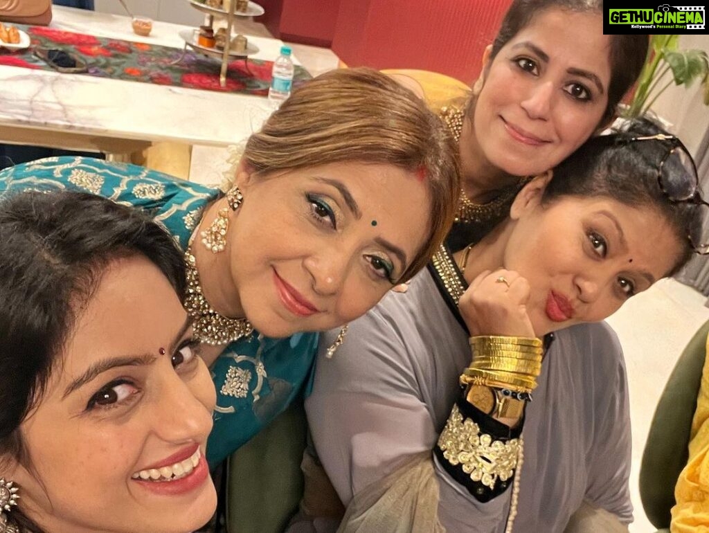 Deepika Singh Instagram - Ganpati Bappa darshan at @kinnarimehtaa mam & @itsjaymehtaa sir’s sweet home 🙏🏻. Thank you mam for being the wonderful host last night. Thoroughly enjoyed the delicious Gujarati Thaali and the mouthwatering sweets. My heartiest congratulations to the entire team of #dori . The upcoming T.V show on @colorstv . I’m eagerly waiting to enjoy the Promo on our T.v & then following all the episodes. Congratulations my dear husband @rohitraj.goyal for this new beginning. गणपति बप्पा मोरया 🙏🏻 #ganpatibappamorya #ganpatidarshan #party #celebration #happywife #proudwifemoment #rohitrajgoyal #deepikasingh मुंबई Mumbai