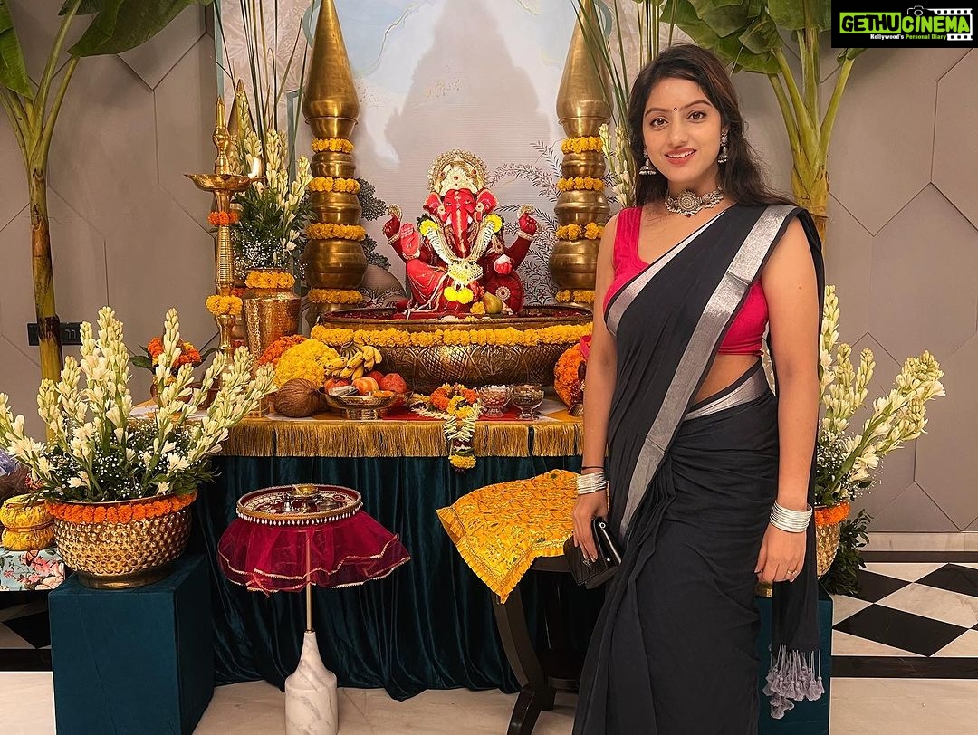Deepika Singh Instagram - Ganpati Bappa darshan at @kinnarimehtaa mam & @itsjaymehtaa sir’s sweet home 🙏🏻. Thank you mam for being the wonderful host last night. Thoroughly enjoyed the delicious Gujarati Thaali and the mouthwatering sweets. My heartiest congratulations to the entire team of #dori . The upcoming T.V show on @colorstv . I’m eagerly waiting to enjoy the Promo on our T.v & then following all the episodes. Congratulations my dear husband @rohitraj.goyal for this new beginning. गणपति बप्पा मोरया 🙏🏻 #ganpatibappamorya #ganpatidarshan #party #celebration #happywife #proudwifemoment #rohitrajgoyal #deepikasingh मुंबई Mumbai