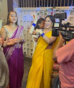 Deepika Singh Instagram - तुझको फिर से जलवा दिखाना ही होगा और अगले बरस जल्दी आना ही होगा।
गणपति बप्पा मोरिया ❤️🙏🏻
.
.
#ganpativisarjan #ecofriendlyganesha #clayganesha #madewithlove #familia #festival #ganeshutsav #visarjan #deepikasingh