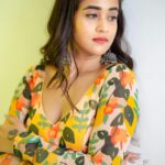 Deepthi Sunaina Instagram - 💛 #deepthisunaina . . . . . 👗: @navya.marouthu 📸: @rollingcaptures Hair: @vicky_hairstylist_official
