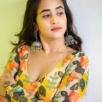 Deepthi Sunaina Instagram - 💛 #deepthisunaina . . . . . 👗: @navya.marouthu 📸: @rollingcaptures Hair: @vicky_hairstylist_official