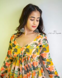 Deepthi Sunaina Instagram - 💛 #deepthisunaina . . . . . 👗: @navya.marouthu 📸: @rollingcaptures Hair: @vicky_hairstylist_official
