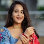 Deepthi Sunaina Instagram - రాయలేని భాషలో ఎన్ని ప్రేమలేఖలో…❤️ రాయిలాంటి గొంతులో ఎన్ని మూగపాటలో…❤️ అడుగే పడక గడువే గడిచి పిలిచే🫂❤️ #deepthisunaina . . . . . 👗: @navya.marouthu 📸: @rollingcaptures