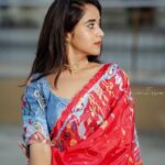 Deepthi Sunaina Instagram - రాయలేని భాషలో ఎన్ని ప్రేమలేఖలో…❤️ రాయిలాంటి గొంతులో ఎన్ని మూగపాటలో…❤️ అడుగే పడక గడువే గడిచి పిలిచే🫂❤️ #deepthisunaina . . . . . 👗: @navya.marouthu 📸: @rollingcaptures