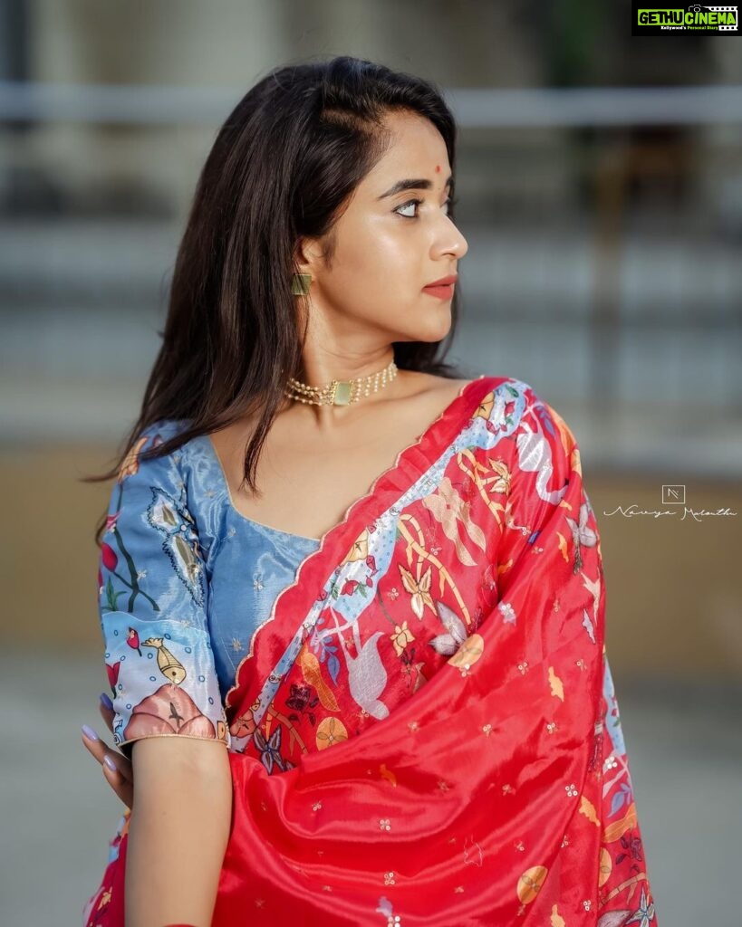 Deepthi Sunaina Instagram - రాయలేని భాషలో ఎన్ని ప్రేమలేఖలో…❤️ రాయిలాంటి గొంతులో ఎన్ని మూగపాటలో…❤️ అడుగే పడక గడువే గడిచి పిలిచే🫂❤️ #deepthisunaina . . . . . 👗: @navya.marouthu 📸: @rollingcaptures