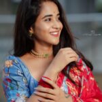 Deepthi Sunaina Instagram - రాయలేని భాషలో ఎన్ని ప్రేమలేఖలో…❤️ రాయిలాంటి గొంతులో ఎన్ని మూగపాటలో…❤️ అడుగే పడక గడువే గడిచి పిలిచే🫂❤️ #deepthisunaina . . . . . 👗: @navya.marouthu 📸: @rollingcaptures